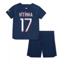 Billiga Paris Saint-Germain Vitinha Ferreira #17 Barnkläder Hemma fotbollskläder till baby 2023-24 Kortärmad (+ Korta byxor)